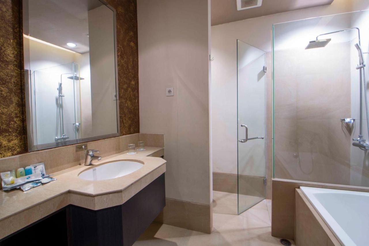 Solaris Hotel Malang Buitenkant foto
