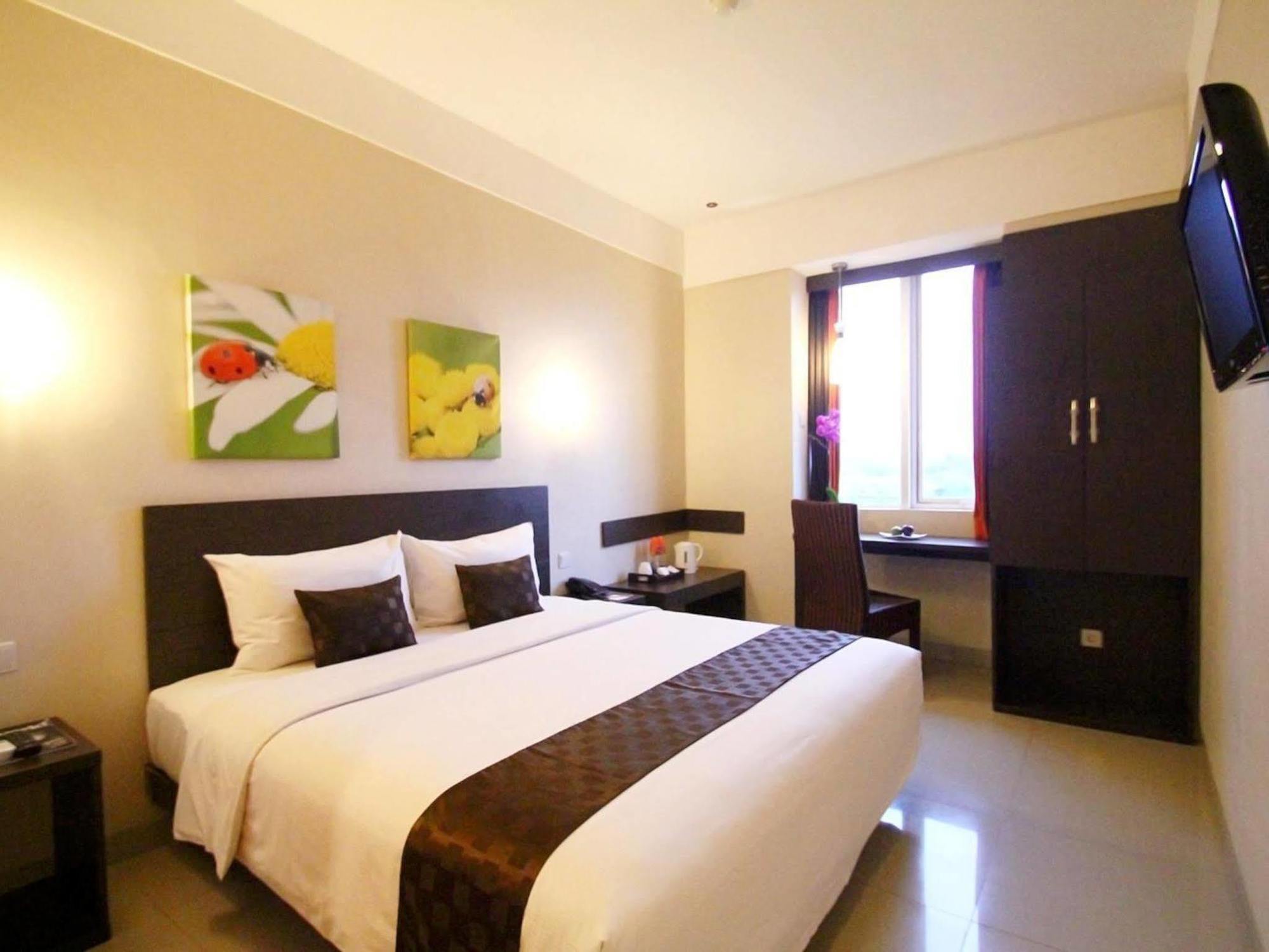 Solaris Hotel Malang Buitenkant foto