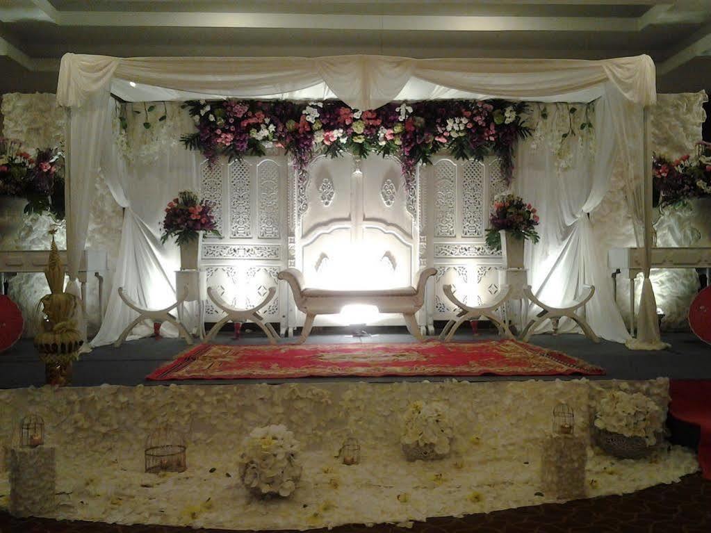 Solaris Hotel Malang Buitenkant foto