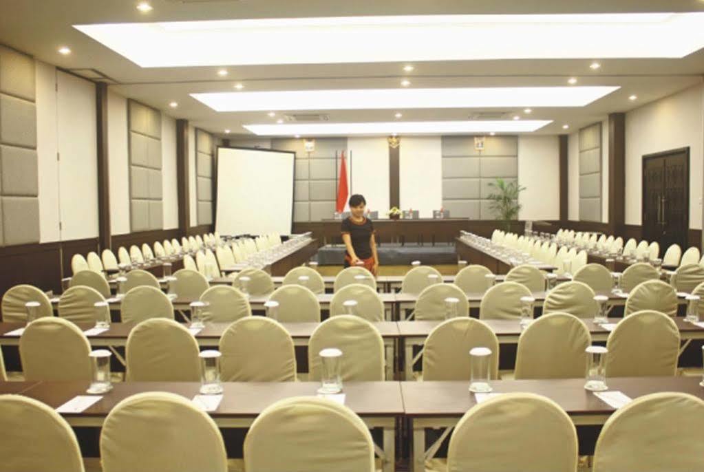 Solaris Hotel Malang Buitenkant foto