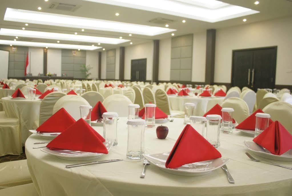 Solaris Hotel Malang Buitenkant foto